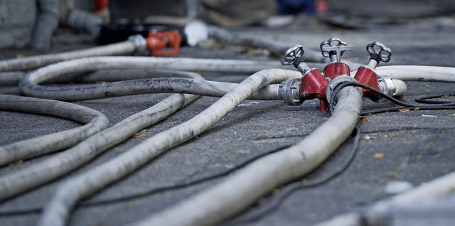 Die Brandbekmpfung ist immer noch zen...bjahr zu 21 Einstzen ausgerckt ist.   | Foto: Symbolfoto: DPA