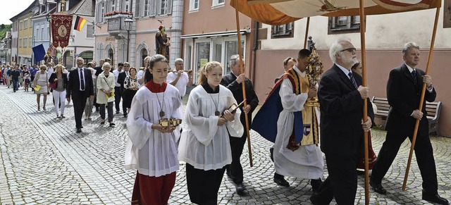 Endingen. Pfarrer Jrgen Schindler mit Monstranz unter dem Himmel.  | Foto: Roland Vitt