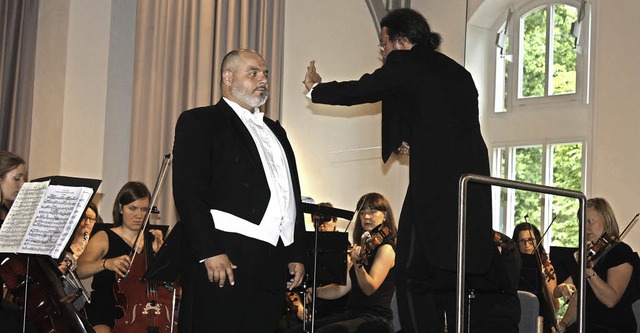 Tenor Roberto Gionfriddo und  Dirigent...er Tutti-Orchesters in der Steinhalle.  | Foto: Hildegard Karig