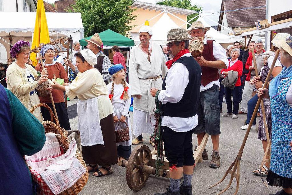 Die Bauerntruppe sorgte zur Festeröffnung für historisches Flair auf der Straße. (Foto: Andreas Mahler) Die Bauerntruppe sorgte zur Festeröffnung für historisches Flair auf der Straße. (Foto: Andreas Mahler)