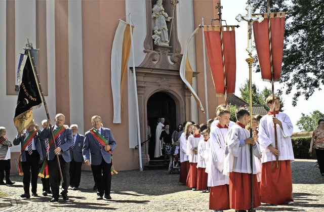 Der Prozessionszug wurde von den Fahne... und etlichen Ministranten angefhrt.   | Foto: Werner Schnabl