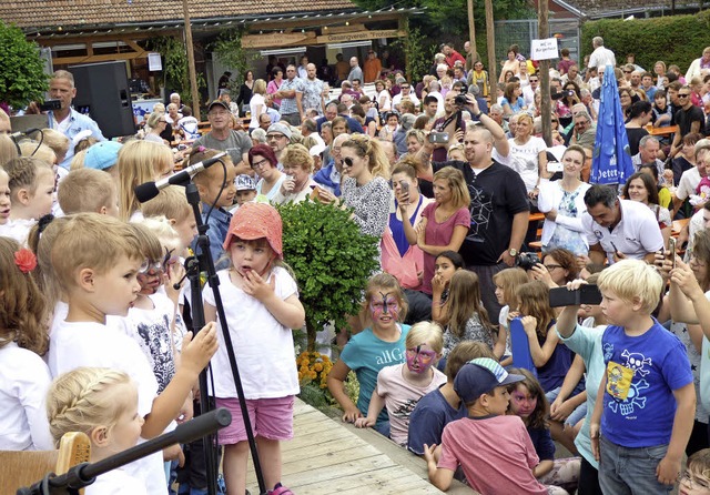 Vor der Bhne wie auf der Bhne herrschte Riesentrubel beim Hohberger Dorffest.   | Foto: Frank Leonhardt