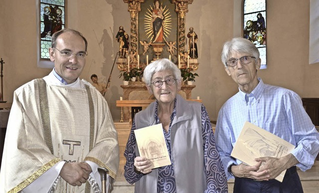 Benno Westermann (rechts) stellte sein..., einer Nichte von Pfarrer Hugo Lang.   | Foto: Martina Weber-Kroker