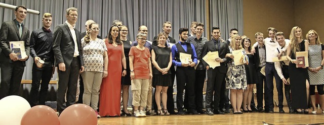 Preistrger des TG-Abiturjahrgangs 2016 mit Lehrern   | Foto: ZVG