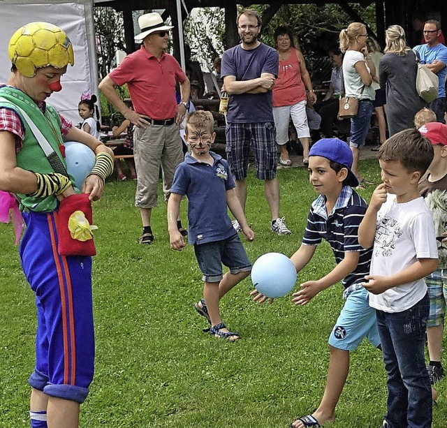 Die Clownin Frau Huhn alias Christine ...Garten des Dora-Merian-Kindergartens.   | Foto: Hans-Jrgen Hege