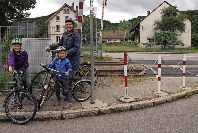 Marion Lindenmaier mit ihren Tchtern ...von Bordstein-Hindernissen verbunden.   | Foto: Gabriele Poppen