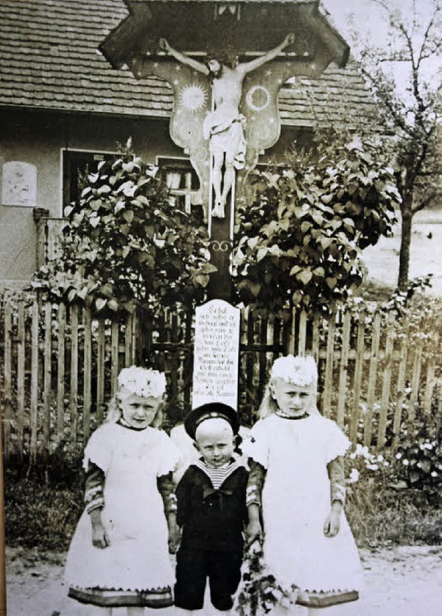 Das sogenannte Dettlinger-Kreuz befind... Kindern vor dem Kreuz entstand 1927.   | Foto: Gabriele Fssler