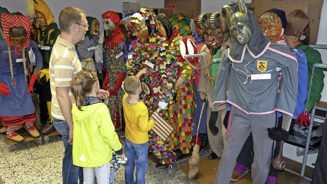 Ganz aus der Nhe durften die Besucher...n Narrenznften  dort gelagert werden.  | Foto: claudia bachmann-goronzy