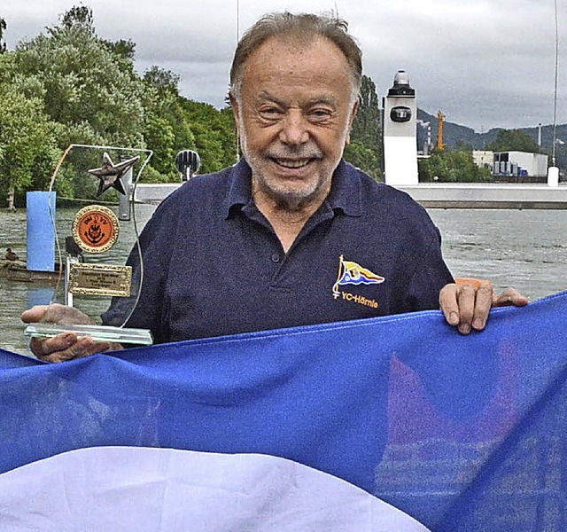 Ewald Frhle mit Blauer Flagge und Pokal   | Foto: Heinz Vollmar