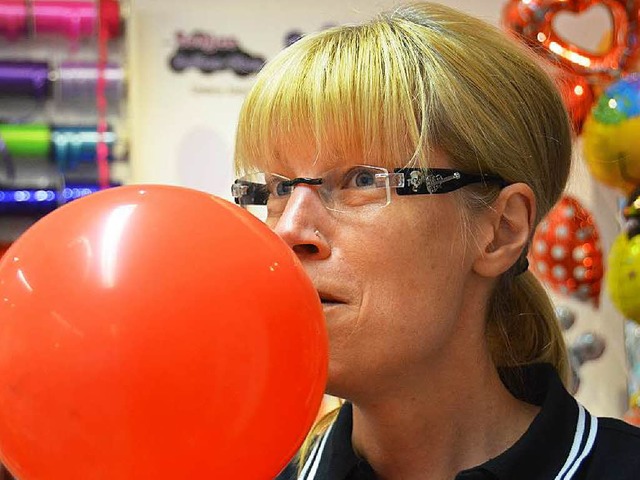 Hat Puste: Sonja Meitzner vom Ballon-Shop in Neustadt.   | Foto: Tanja Bury