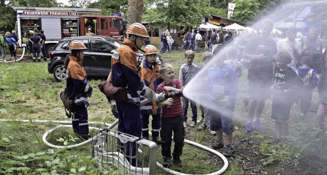 Wasser Marsch: Beim Waldhock konnten K...oer Lschschlauch in der Hand liegt.   | Foto: Thomas Kunz