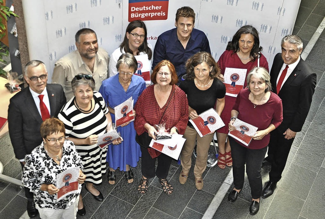 Den Vertretern von zehn Flchtlingshel...linger (rechts) den Brgerpreis 2016.   | Foto: Rainer Ruther