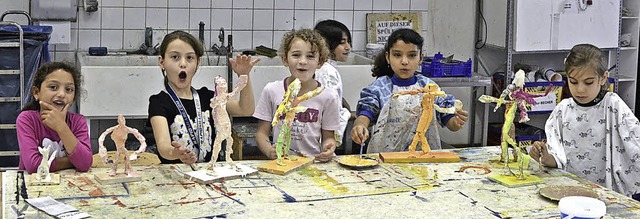 Kinder der Bastelgruppe beschftigen sich mit dem Thema Krperhaltung.   | Foto: Charles Thiebaud