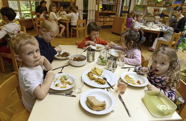 Bei der Kita im Norsinger Weg gehrt der Mittagstisch dazu.  | Foto: Schneider