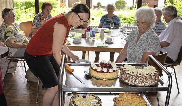 Prachtvolle Torten und Kuchen serviert...g im Gemeindehaus in Efringen-Kirchen.  | Foto: Marco Schopferer