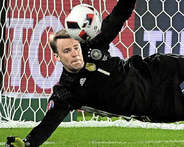 Trgt schwarz, hlt trotzdem: Manuel Neuer  | Foto: dpa