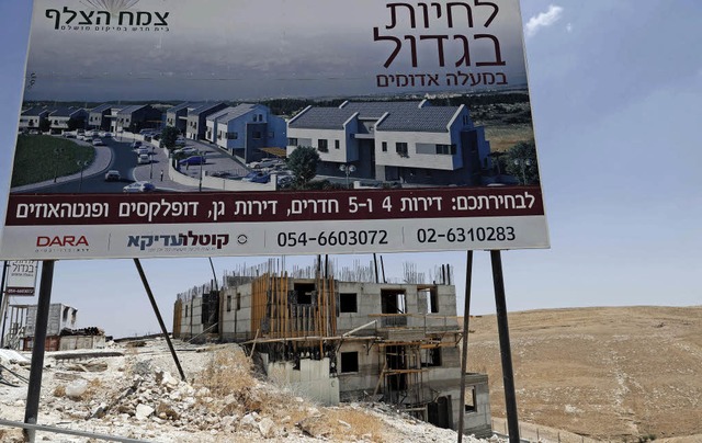 Die umstrittene Siedlung Maale Adumim ...h von Ost-Jerusalem im Westjordanland   | Foto: AFP