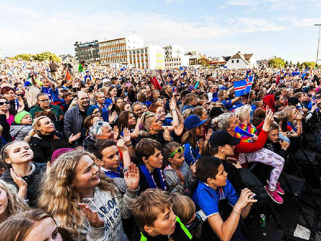 Jubelnde Menschen empfangen Islands Nationalmannschaft in der Hauptstadt Reykjavik.