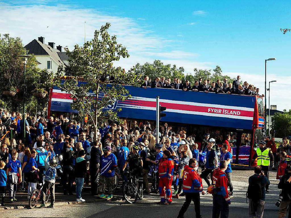 Jubelnde Menschen empfangen Islands Nationalmannschaft in der Hauptstadt Reykjavik.