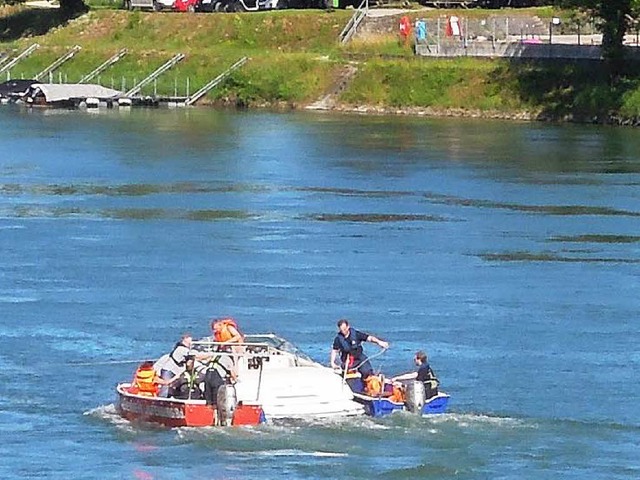 Mit vereinten Krften brachten die Feu...   Schweizer Sportboot sicher an Land.  | Foto: Feuerwehr