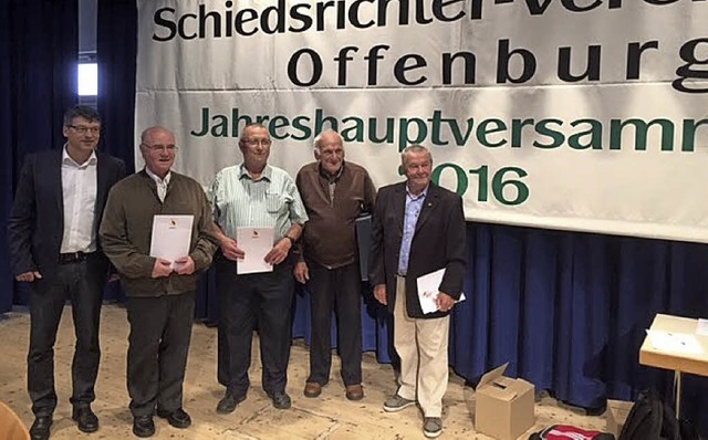 Wilfried Pertschy  ehrte (von links): ...) und Hermann Baumann (SV Oberkirch).   | Foto:  Marvin Maier