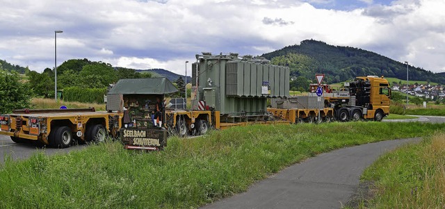 76 Tonnen transportierte der unendlich...m neuen Transformator nach Seelbach.    | Foto: E-Werk Mittelbaden