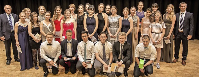 Die Preistrger des Abi-Jahrgangs 2016...ngsleiter Andreas Scherwath (rechts).   | Foto: schule