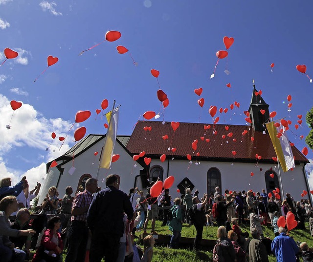 Die aufsteigenden roten Herzballons.   | Foto: Markus Hringer
