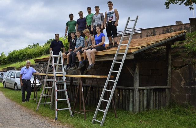 Stabilittsprfung: GHSE-Schler mit i... und Friedrich Gaess vom Frderverein.  | Foto: Schule