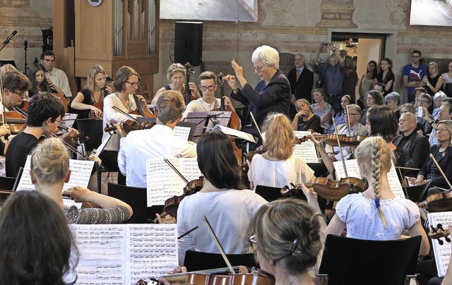 Noch einmal voll in ihrem Element: And...rst dirigiert das Musikschulorchester.  | Foto: D. Philipp