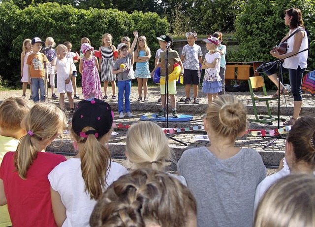 Grundschulfest in Fahrnau: Die Kinder ...e an der Gitarre  von Claudia Strble.  | Foto: Jennifer Fetscher
