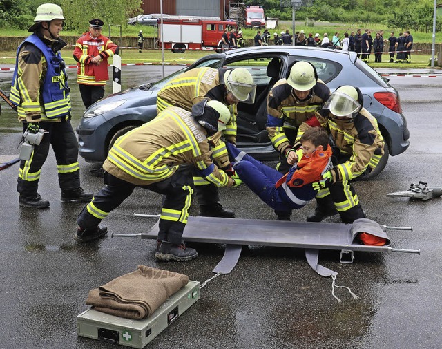 Nur gestellt, aber Teil der Prfung: E...usste aus einem Auto gerettet werden.   | Foto: Christa Rinklin