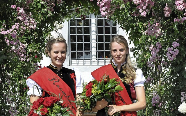 Rosenknigin Felizia Bohl (links) und ...#8222;Knigin der Blumen&#8220; dreht.  | Foto: Bingold