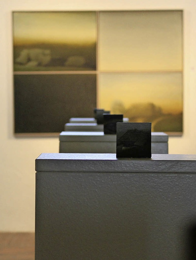 Maiers Miniaturen weisen auf Stelen den Weg zum Hauptbild.  | Foto: Krieger