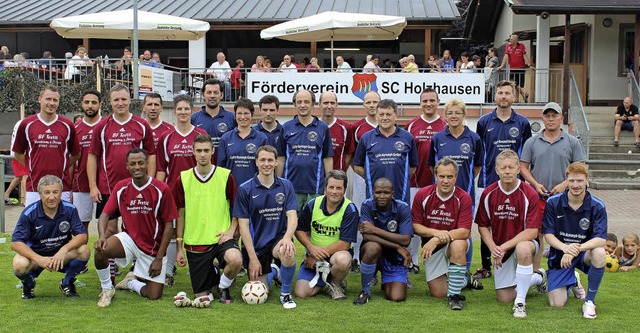 Die Teams des Promi-Kicks zwischen Ver...er Vereine und der Gemeinde (in Blau)   | Foto: Mario Schneberg