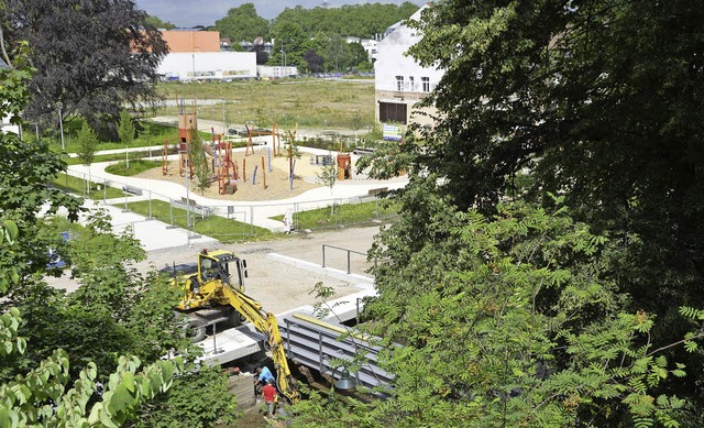 Die Bauarbeiten an der zweiten Fugng...am Fu der Stadtmauer verbinden soll.   | Foto: Ralf Burgmaier