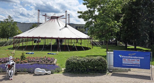 Das Zelt steht und die Klassikanderswo...ga ist auch schon in der Neuen Mitte.   | Foto: Klassikanderswo