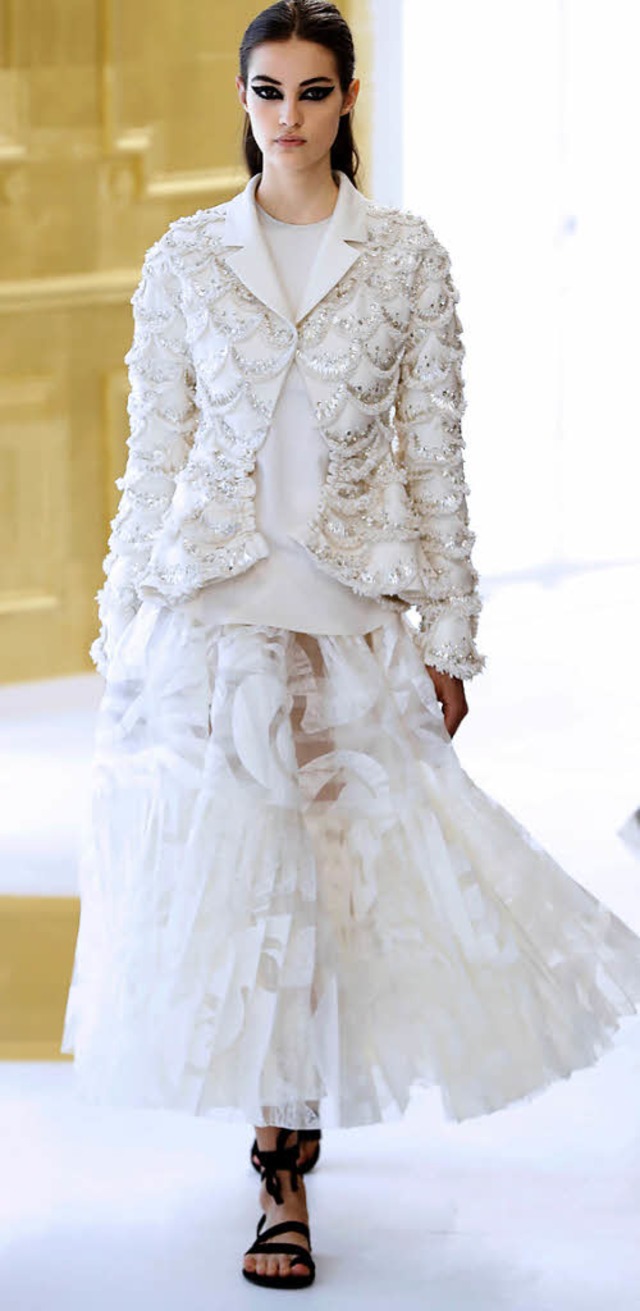 Von links: Vertrumtes Kleid von Dior,...d klassische Haute-Couture von Chanel   | Foto: AFP(4)/dpa