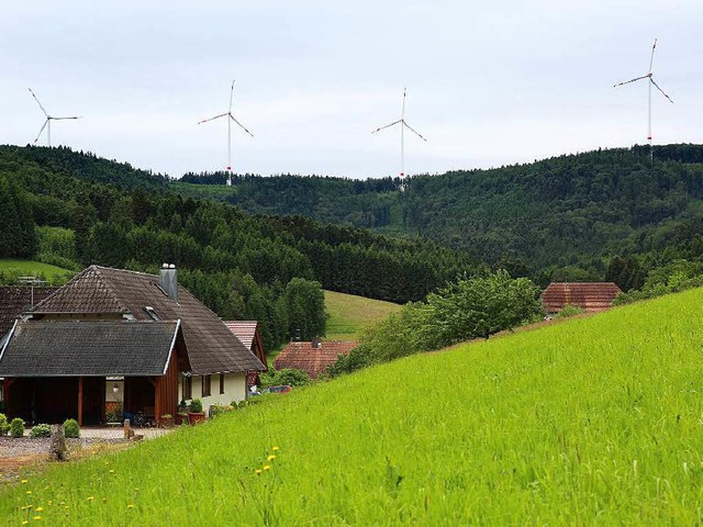 Der Windpark ragt hinter dem Regelsbach in Schuttertal hoch auf.  | Foto: Christoph Breithaupt