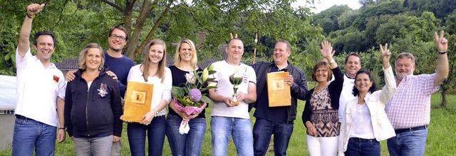 Kiechlinsbergen. Die Gewinner mit Poka... der die Siegerehrung vorgenommen hat.  | Foto: Roland Vitt