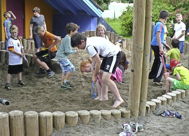 Die Kinder hatten ihren Spa am gemein...ie Kids bei der  Schatzsuche im Sand.   | Foto: Gertrud Rittner