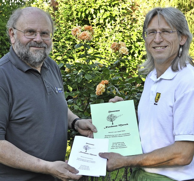 Dirigent Josef Klein (links) stellte H...n  &#8222;Nussbaummarsch&#8220;  vor.   | Foto: Musikverein