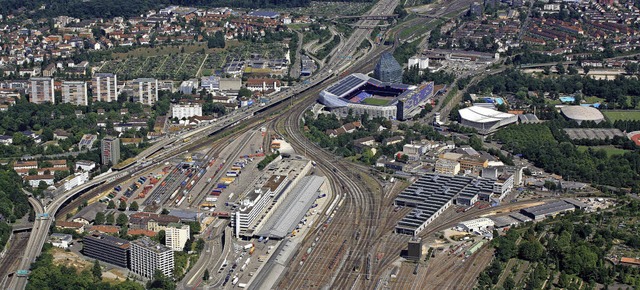 Das Areal des Gterbahnhofs Wolf mit Blick gen St. Jakob-Park   | Foto: Meyer