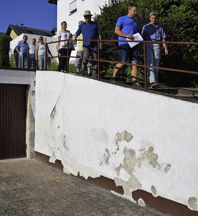 Der Ortschaftsrat sah sich die Risse u...Putz an der Sttzmauer und Garage an.   | Foto: Horatio Gollin