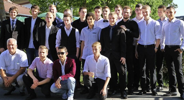 Die ersten 21 Abiturienten   des Techn...eider ber die bestandenen Prfungen.   | Foto: privat