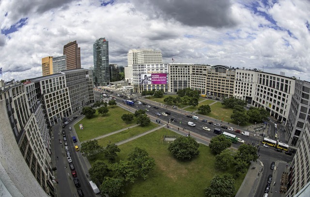 Wolken hngen in Berlin ber dem Leipziger Platz.  | Foto: dpa