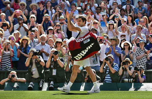 Auf dem Vorbeimarsch vor Fans und Fotografen: Roger Federer   | Foto: afp