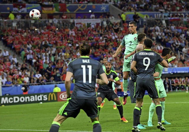 Steht hoch in der Luft und trifft per ...ortugal: Cristiano Ronaldo (Nummer 7)   | Foto: dpa