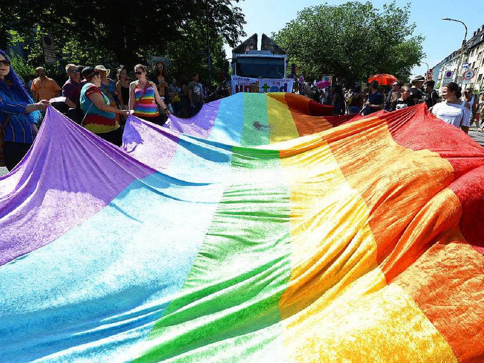 Mit der Regenbogenfahne gehen LSBTTQI ...t der Christopher-Street-Day gefeiert.  | Foto: Rita Eggstein