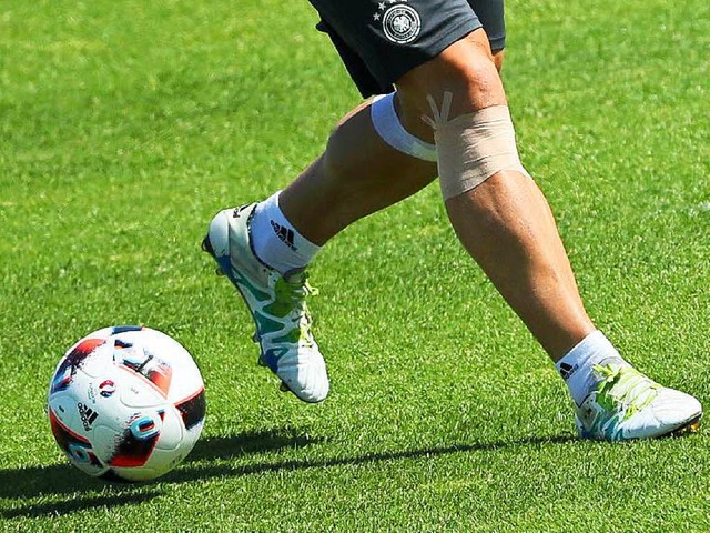Bastians Beine: Schweinsteiger soll gegen Frankreich auflaufen.  | Foto: dpa